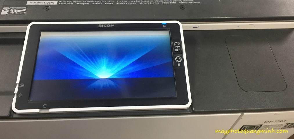 máy photocopy Ricoh treo màn hình khởi động